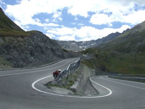 cycling_to_foscagno_pass.jpg
