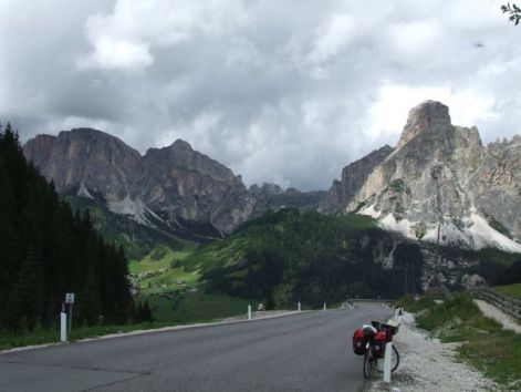rolling_down_from_passo_campolongo.jpg